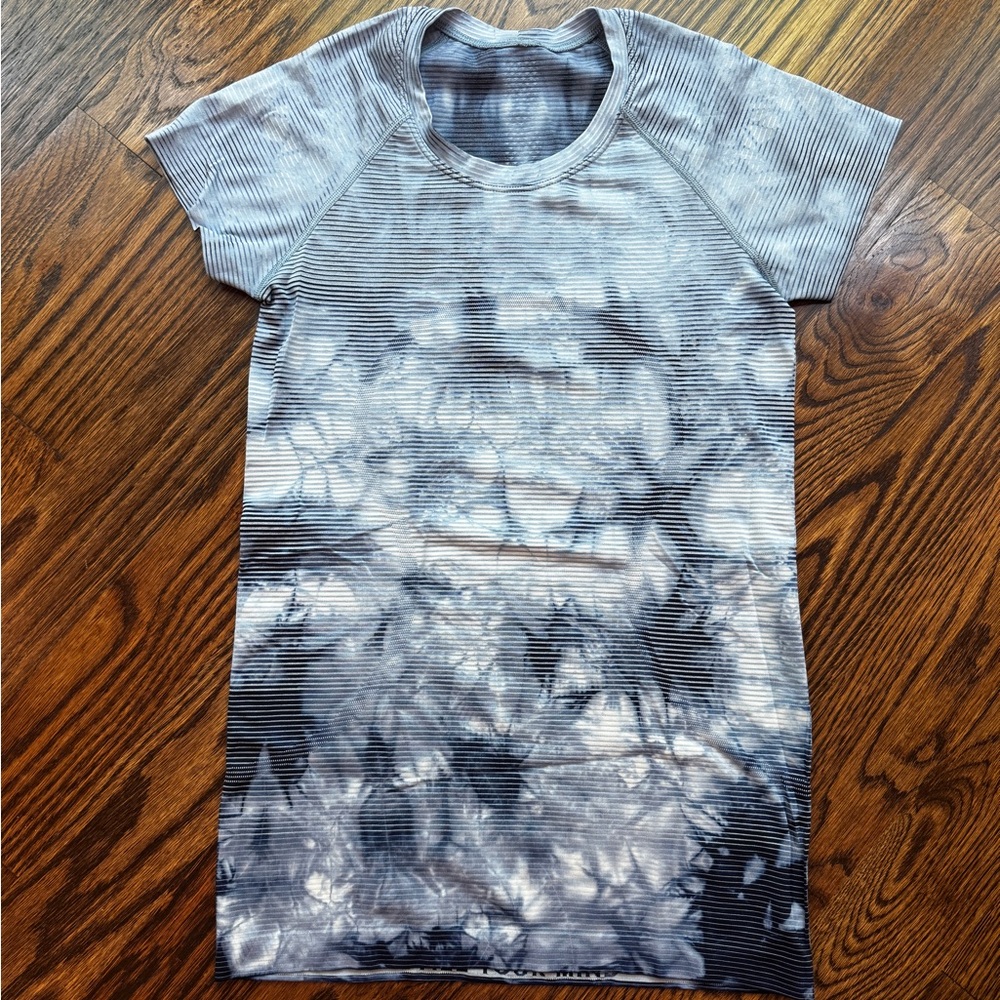 Lululemon Women’s Blue and Gray Tie-Dye Swiftly Tech